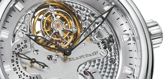 Montre mécanique dont le cadran ajouré laisse voir le carrousel, en haut à gauche